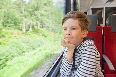 По достижении 16 лет любое физическое лицо имеет право на свободный самостоятельный выезд за пределы Укроаины. По достижении 16 лет любое физическое лицо имеет право на свободный самостоятельный выезд за пределы Укроаины.